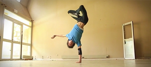 dancer-Arthur-Cadre-filmed-by-Alex-Yde-watch-Break-ton-Neck